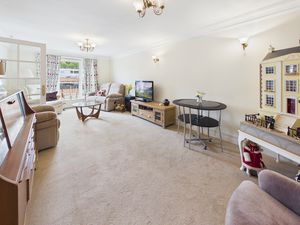 LIVING ROOM- click for photo gallery